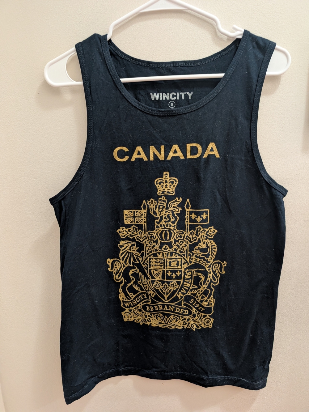 Wincity Canada Crest Tank Graphic Tank in Black & Gold Size Small